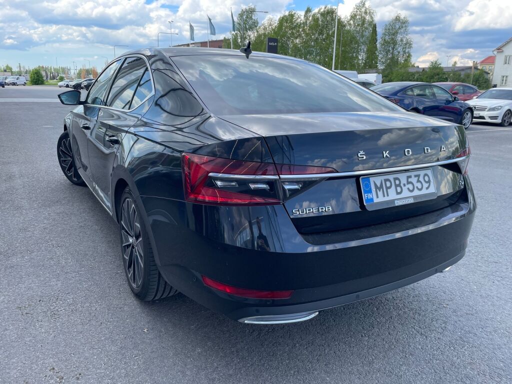 Skoda Superb 2023 Musta