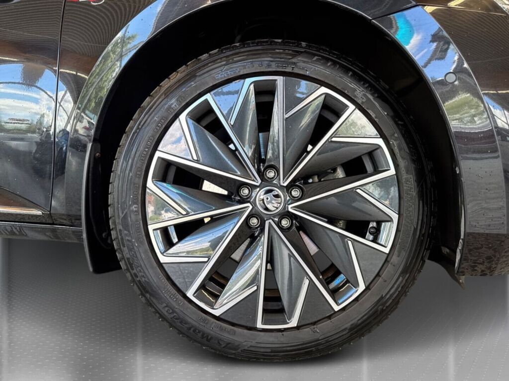 Skoda Superb 2023 Musta