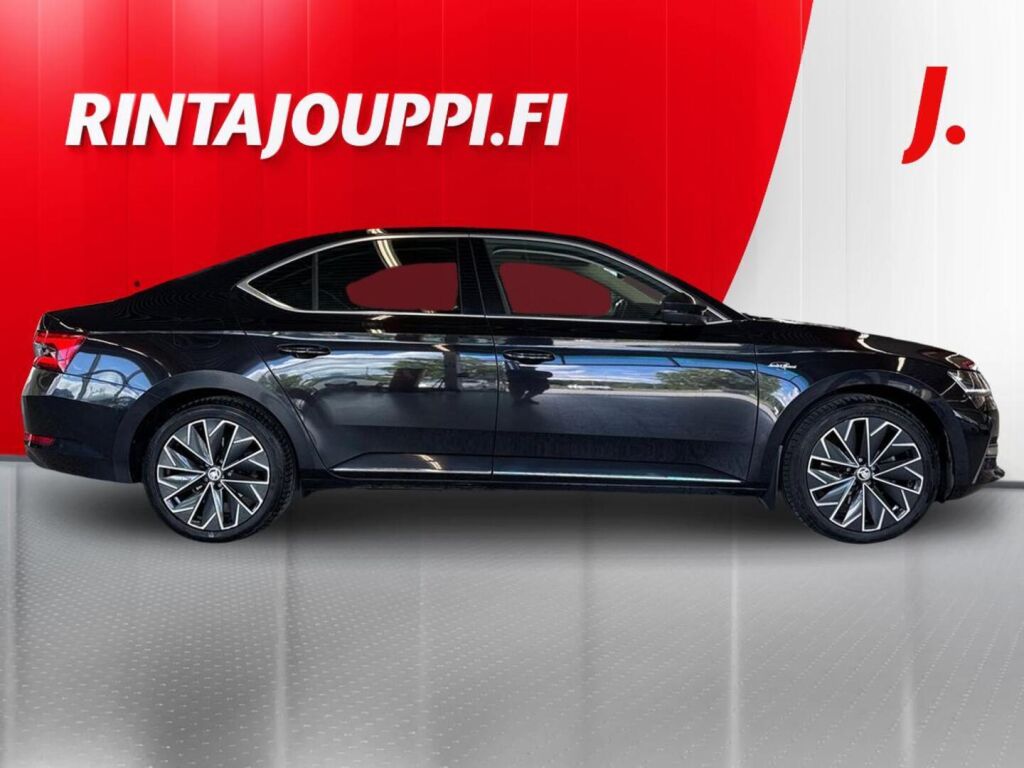 Skoda Superb 2023 Musta