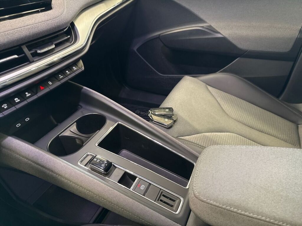 Skoda Enyaq 2023 Valkoinen