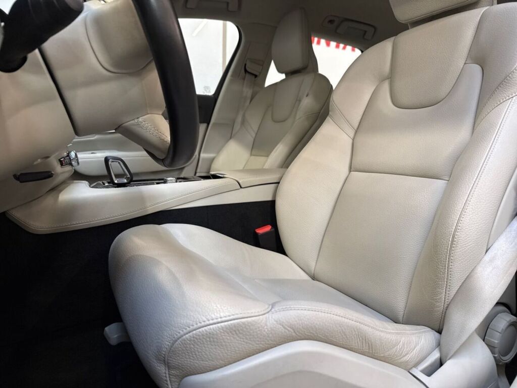 Volvo V90 2024 Musta