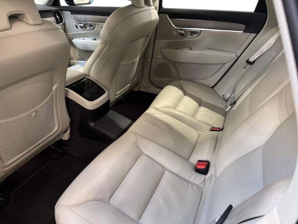 Volvo V90 2024 Musta