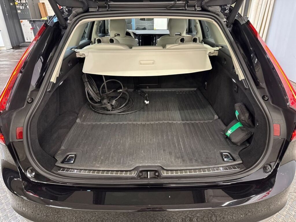 Volvo V90 2024 Musta