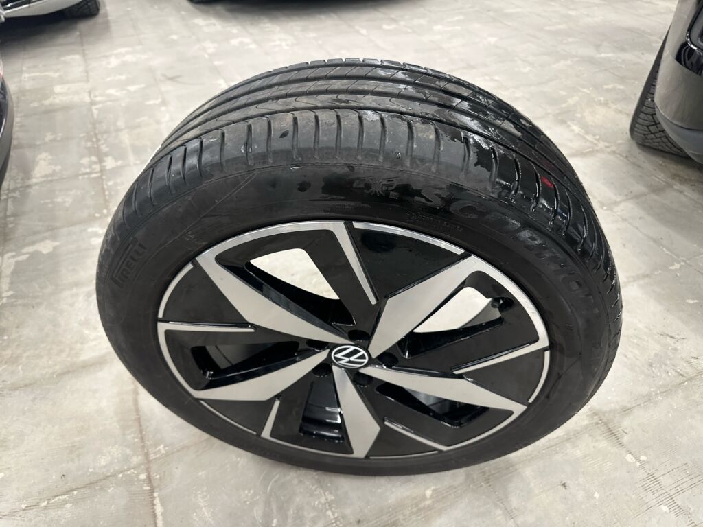 Volkswagen ID.4 2023 Musta