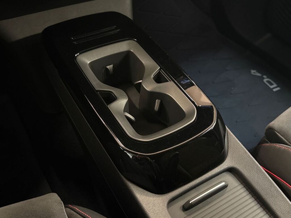 Volkswagen ID.4 2023 Musta