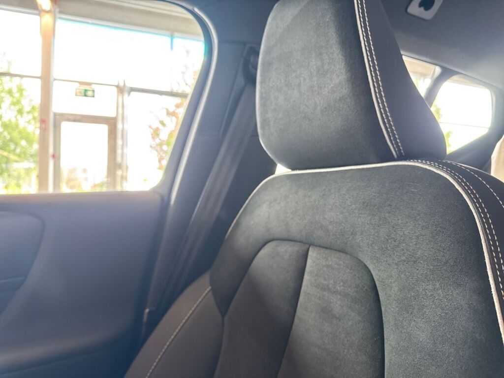 Volvo XC40 2023 Musta