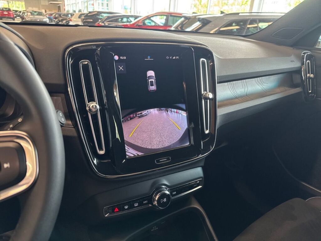 Volvo XC40 2023 Musta
