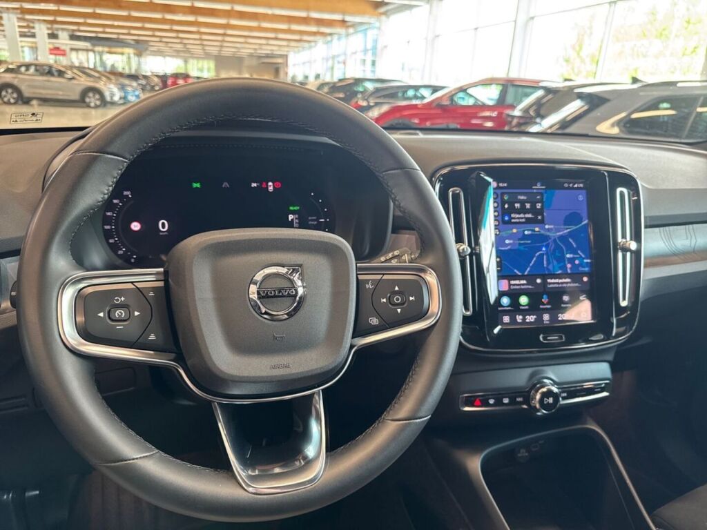 Volvo XC40 2023 Musta