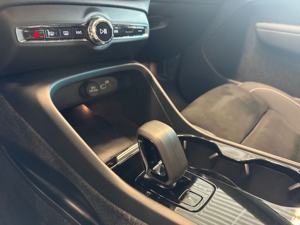Volvo XC40 2023 Musta
