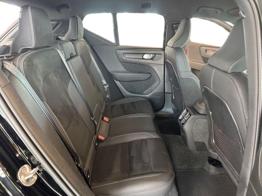 Volvo XC40 2023 Musta