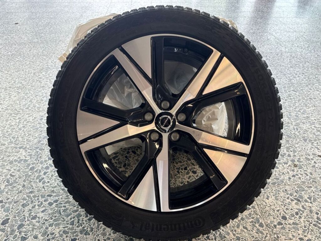 Volvo XC40 2023 Musta