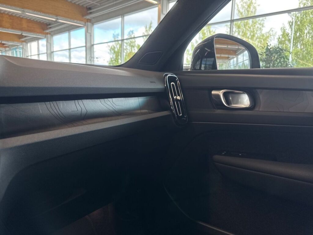 Volvo XC40 2023 Musta