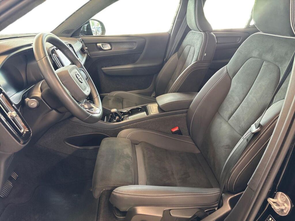 Volvo XC40 2023 Musta