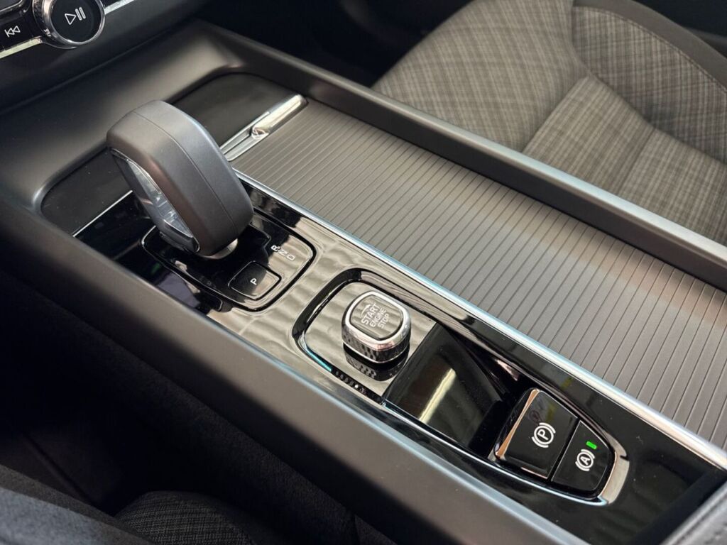 Volvo XC60 2023 Harmaa