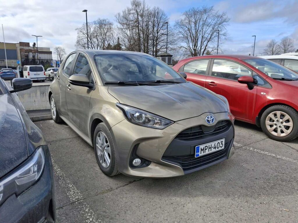 Toyota Yaris 2023 Ruskea (beige)