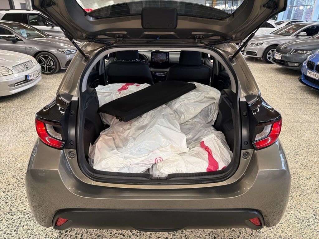 Toyota Yaris 2023 Ruskea (beige)
