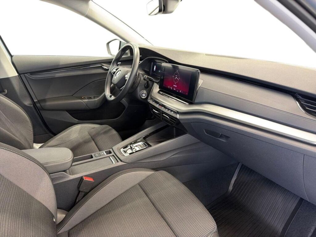 Skoda Octavia 2023 Harmaa