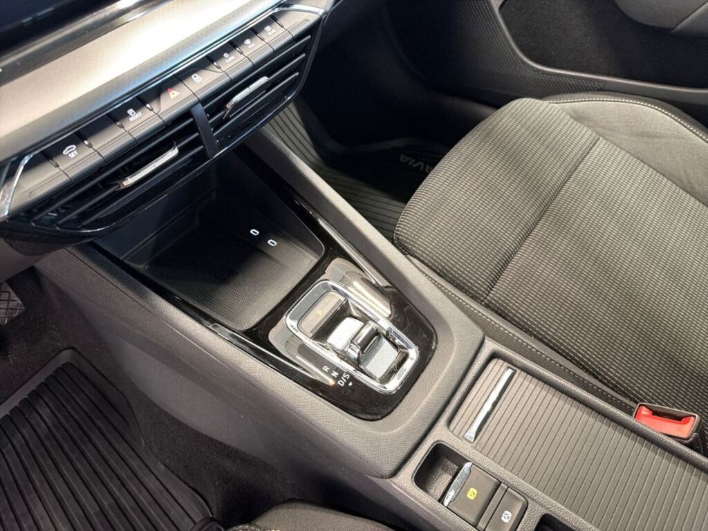 Skoda Octavia 2023 Harmaa