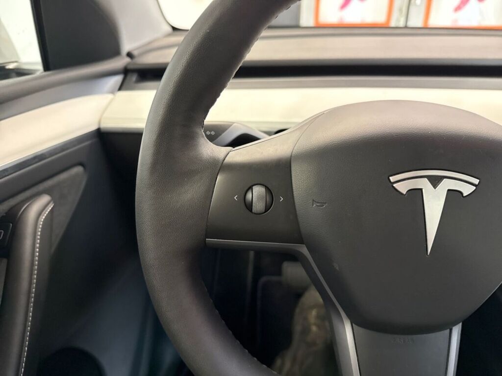 Tesla Model Y 2024 Valkoinen