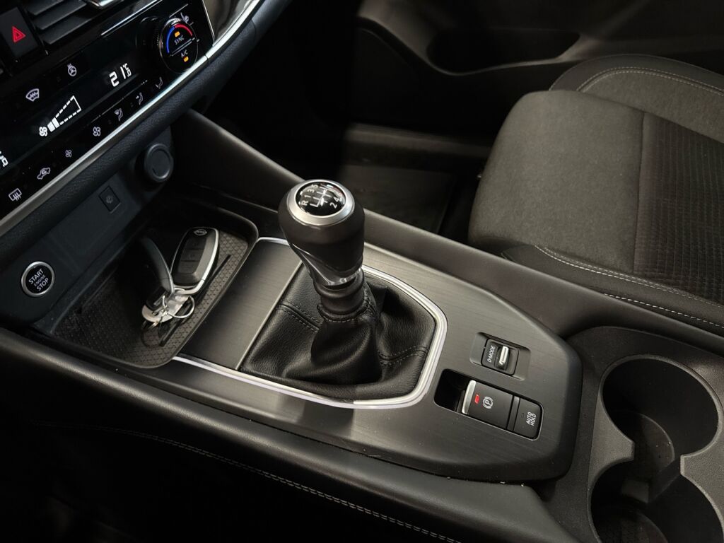 Nissan Qashqai 2024 Punainen