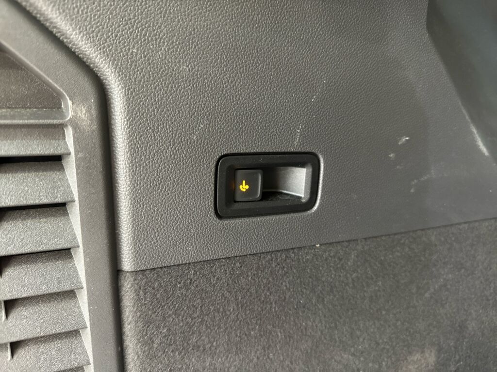 Volkswagen Multivan 2024 Musta