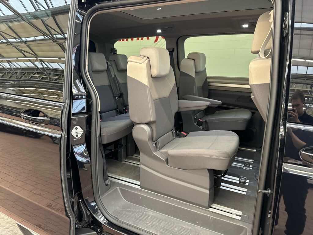 Volkswagen Multivan 2024 Musta