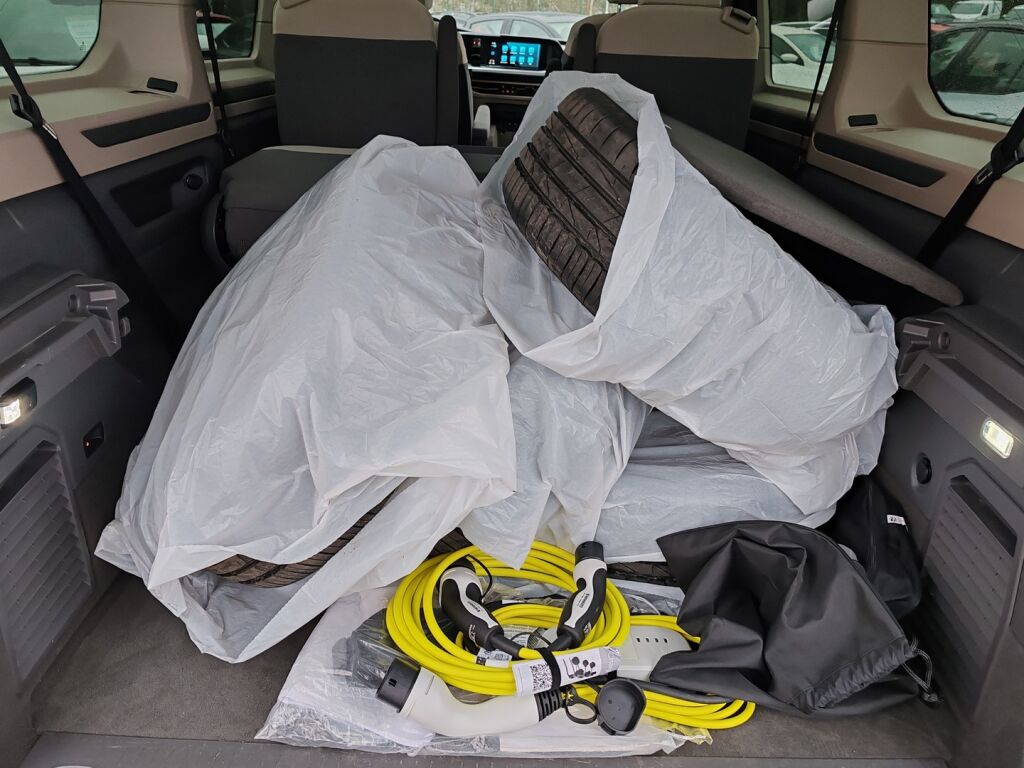 Volkswagen Multivan 2024 Musta