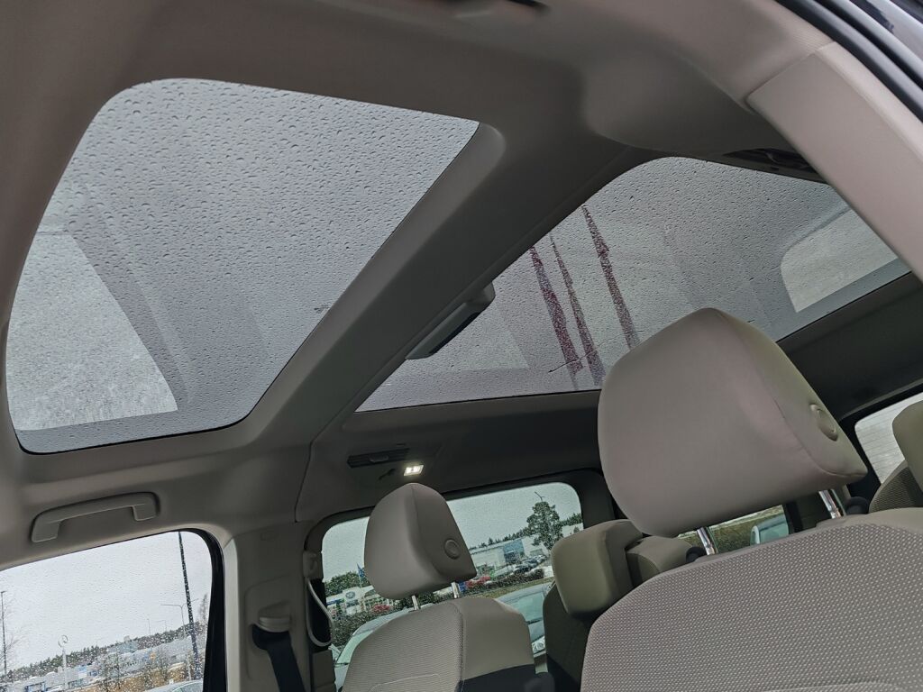 Volkswagen Multivan 2024 Musta