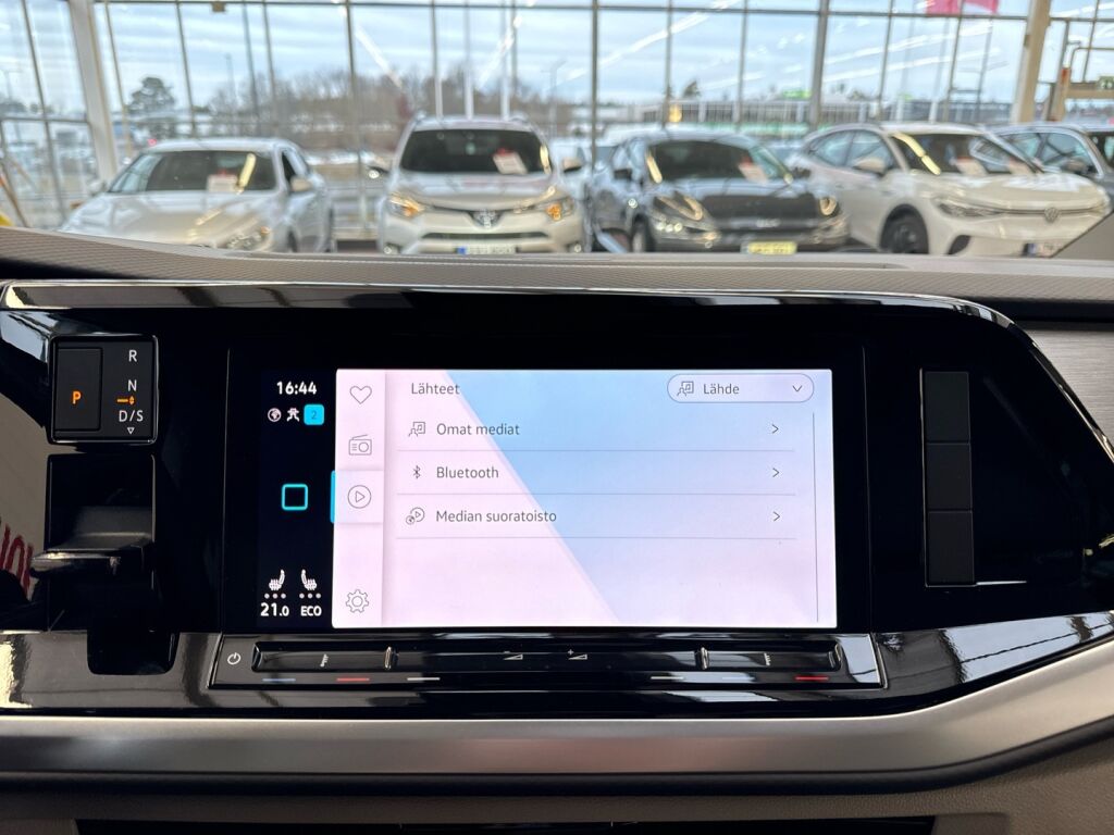 Volkswagen Multivan 2024 Musta