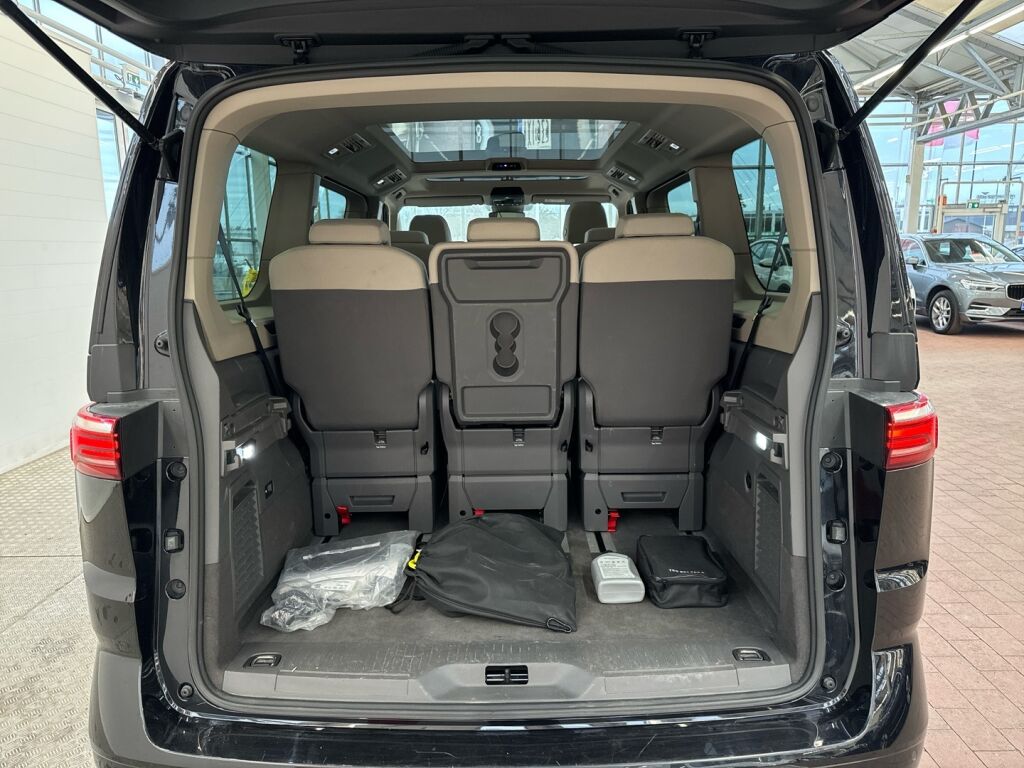 Volkswagen Multivan 2024 Musta