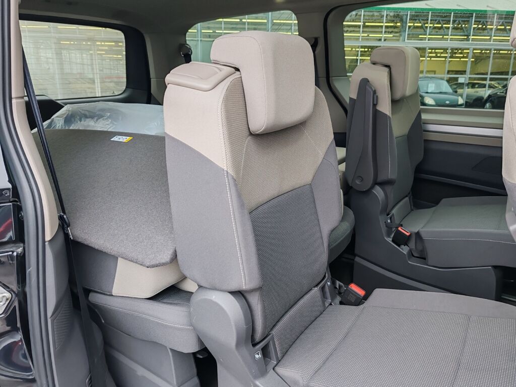 Volkswagen Multivan 2024 Musta