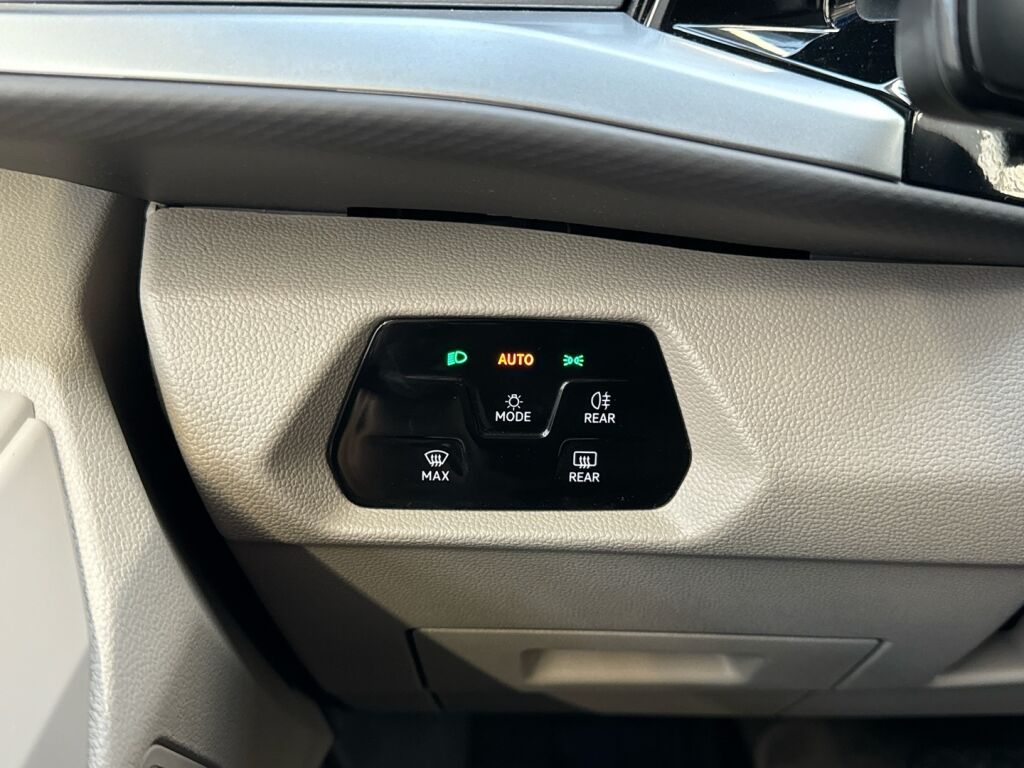 Volkswagen Multivan 2024 Musta