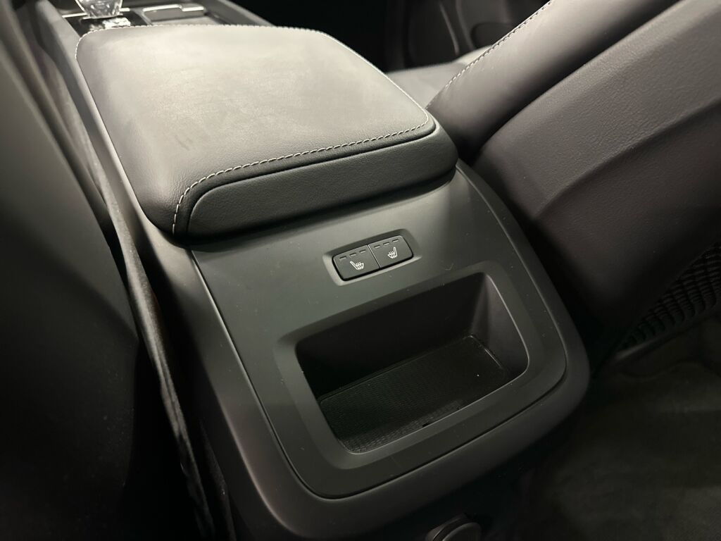 Volvo XC60 2024 Musta