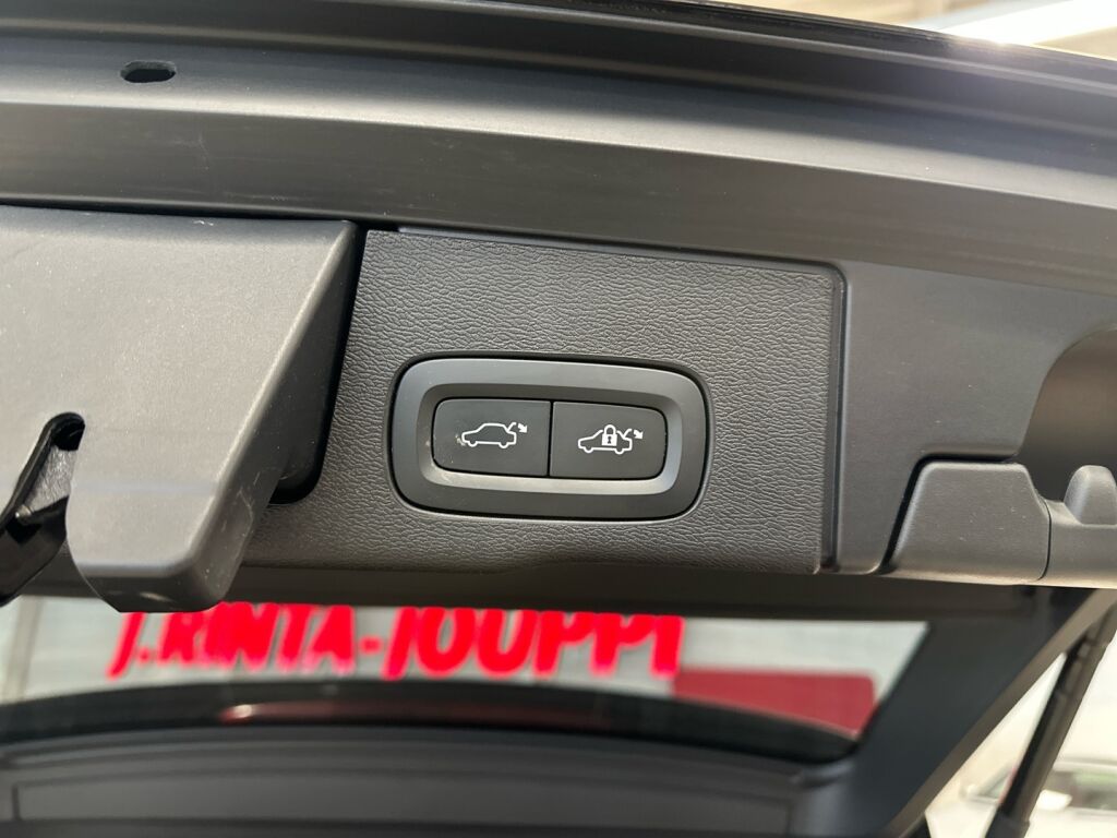 Volvo XC60 2024 Musta