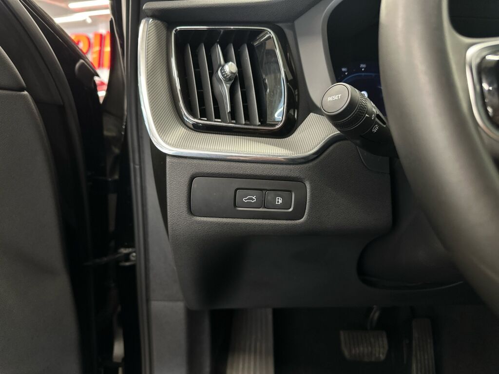 Volvo XC60 2024 Musta