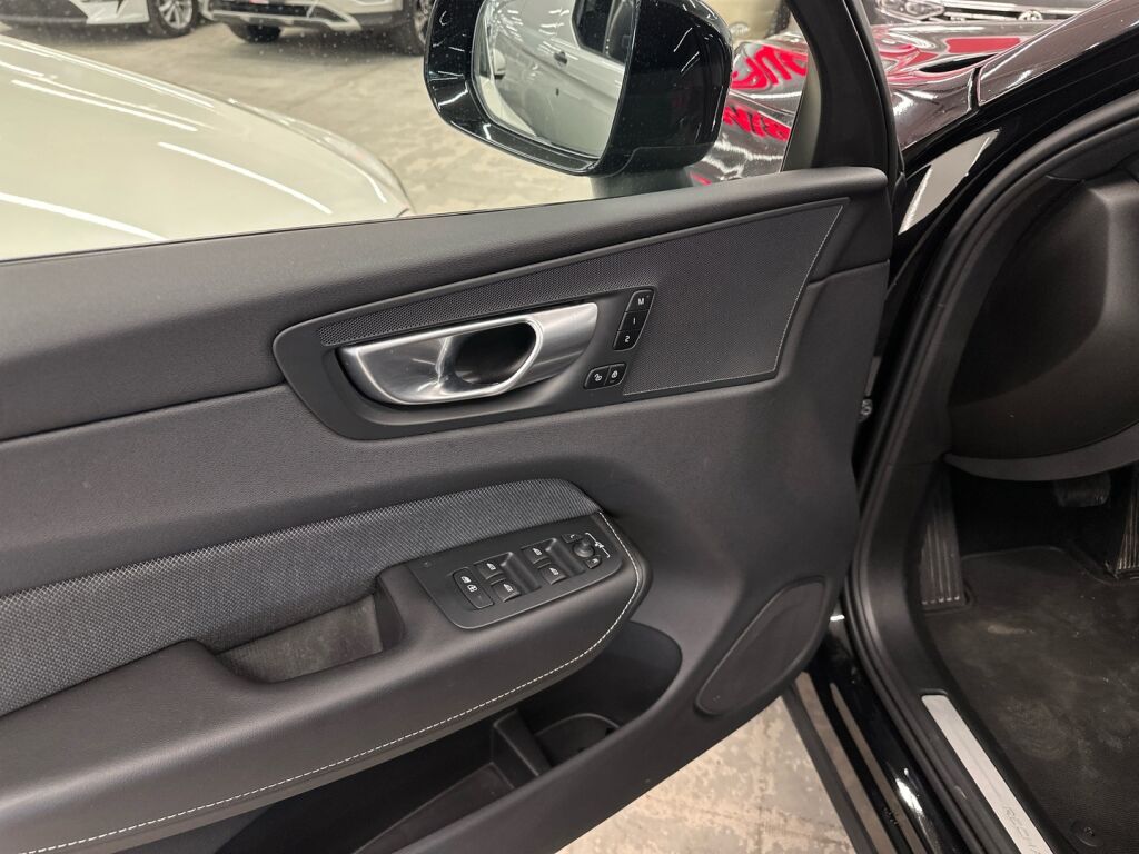 Volvo XC60 2024 Musta