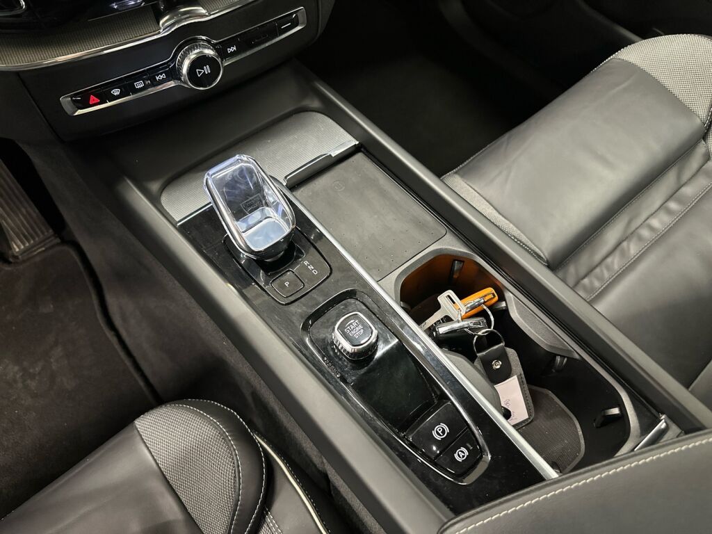 Volvo XC60 2024 Musta