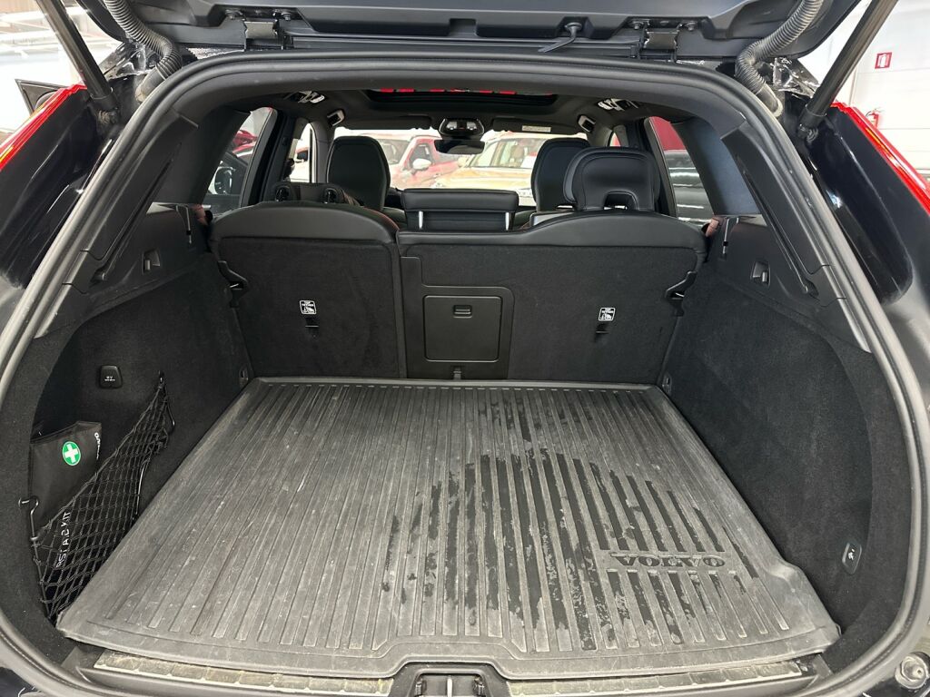 Volvo XC60 2024 Musta