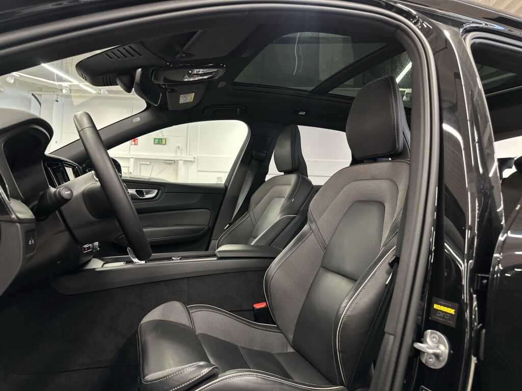 Volvo XC60 2024 Musta