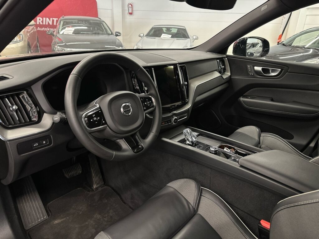 Volvo XC60 2024 Musta