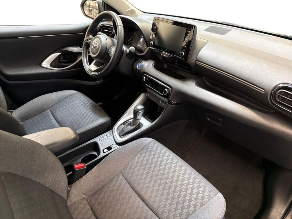 Toyota Yaris 2024 Harmaa