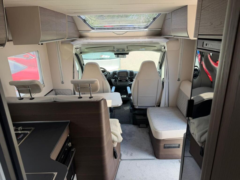 Adria Matrix Supreme 670 SC 2023 Harmaa