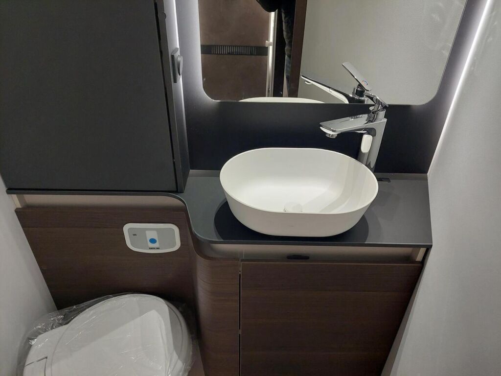 Adria Matrix Supreme 670 SC 2023 Harmaa