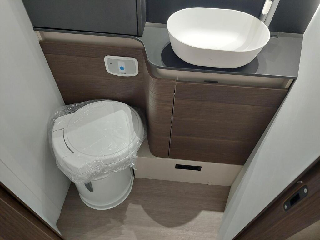 Adria Matrix Supreme 670 SC 2023 Harmaa
