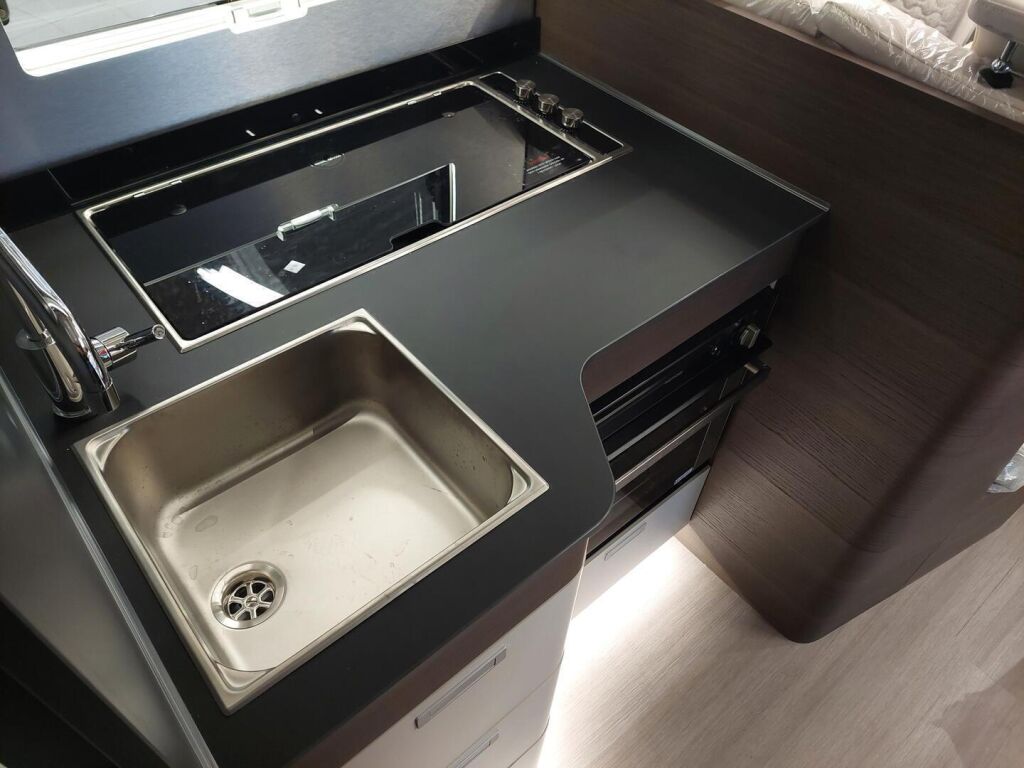 Adria Matrix Supreme 670 SC 2023 Harmaa