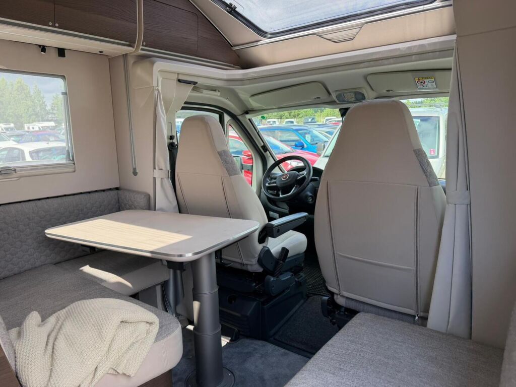 Adria Matrix Supreme 670 SC 2023 Harmaa