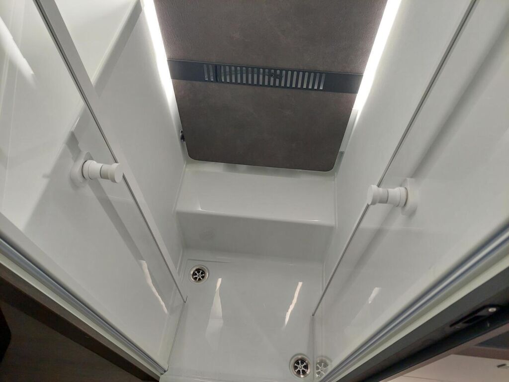 Adria Matrix Supreme 670 SC 2023 Harmaa