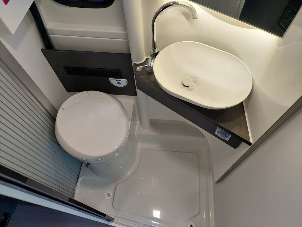 Adria TWIN SUPREME 640 SLB 2024 Harmaa