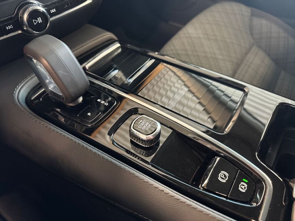 Volvo V60 2024 Harmaa