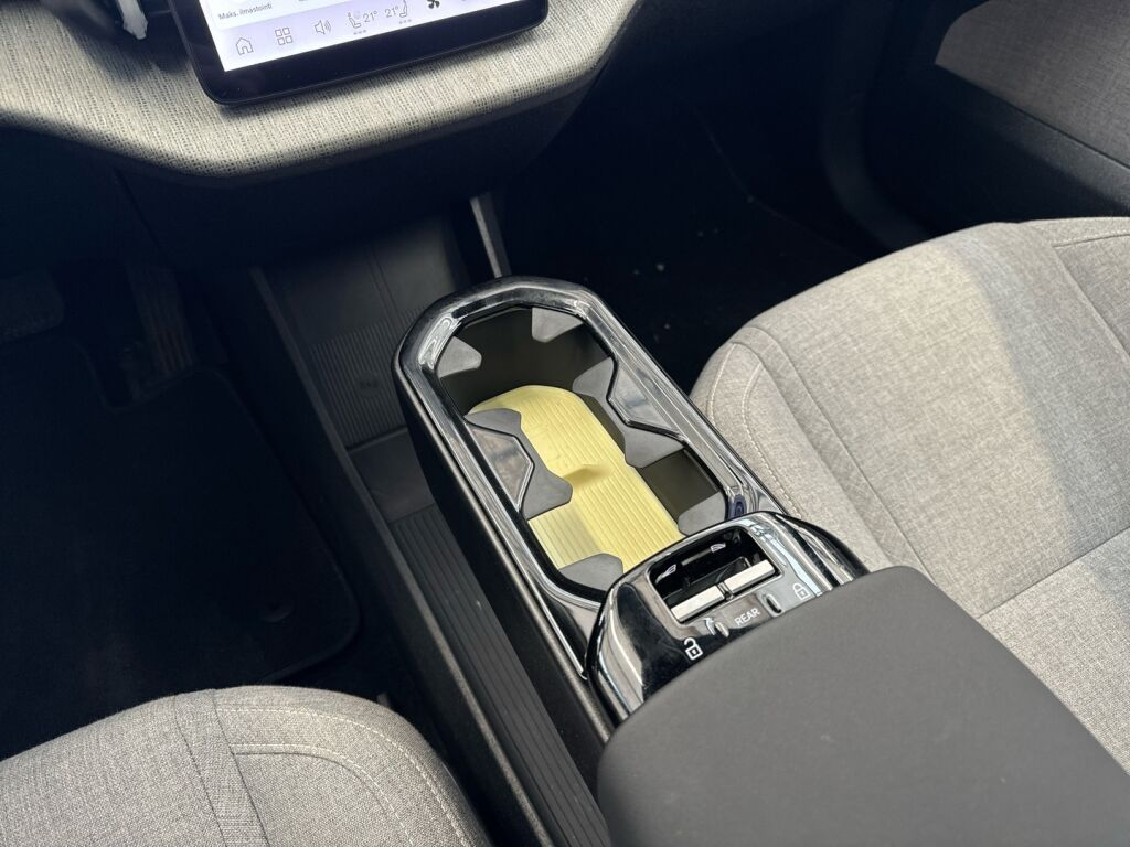 Volvo EX30 2024 Keltainen